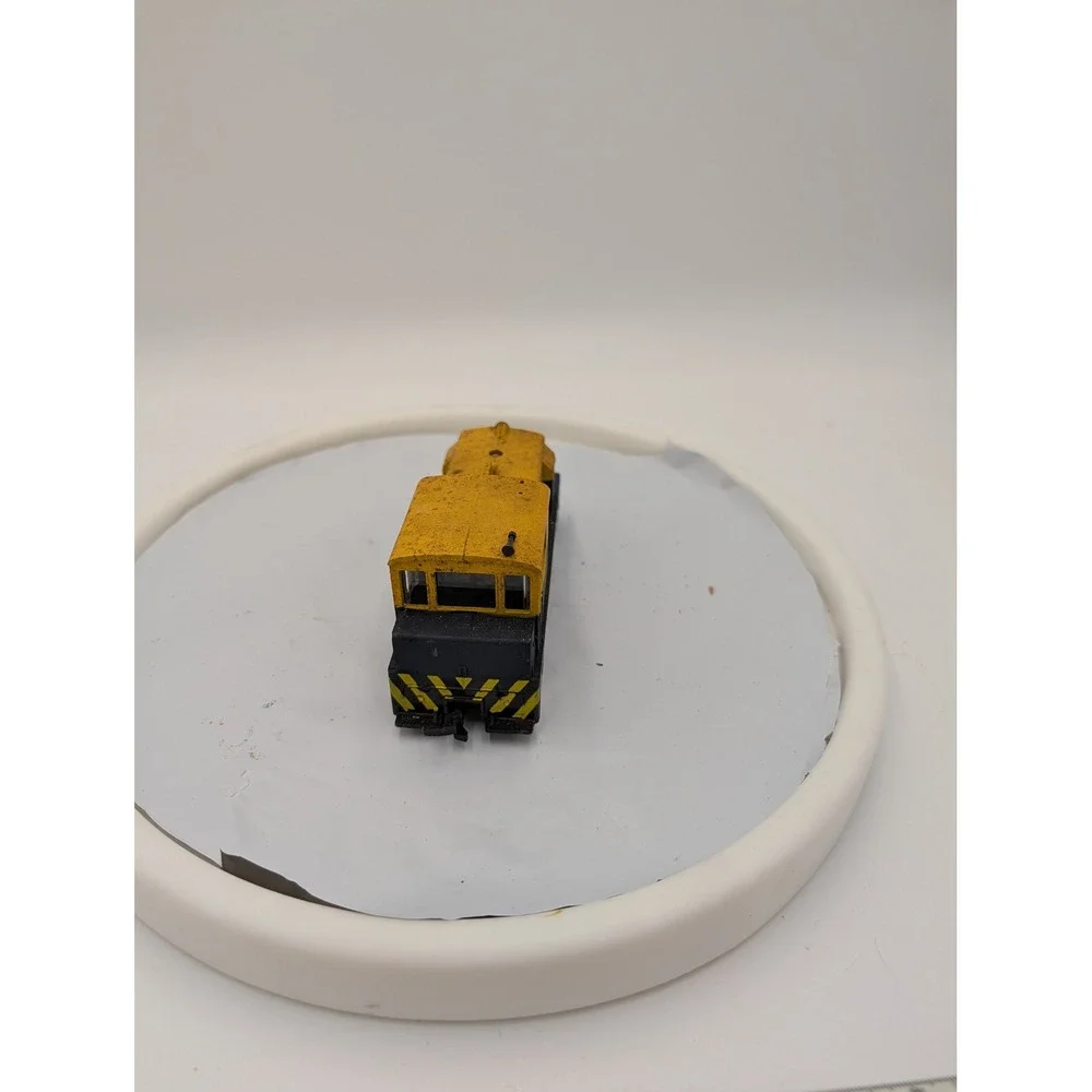 Vintage ATSF 332 Diesel Switcher Locomotive Yellow Black HO Scale Model Train‎